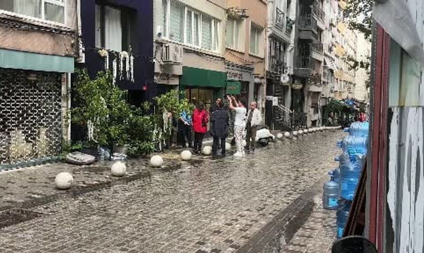 Nişantaşı'nda bina duvarı çöktü, mahalleli depreme kapıldı