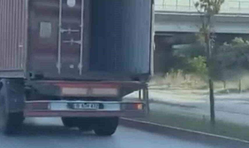 Bursa'da tırın dorse kapağı açık kaldı, sürücüler tehlikeye dikkat çekti