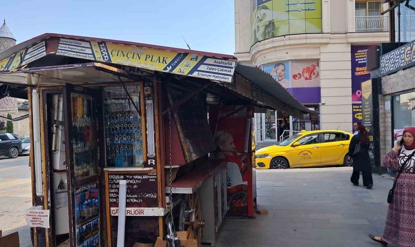 Erzurum'daki tarihi büfe otobüs çarpması sonucu zarar gördü