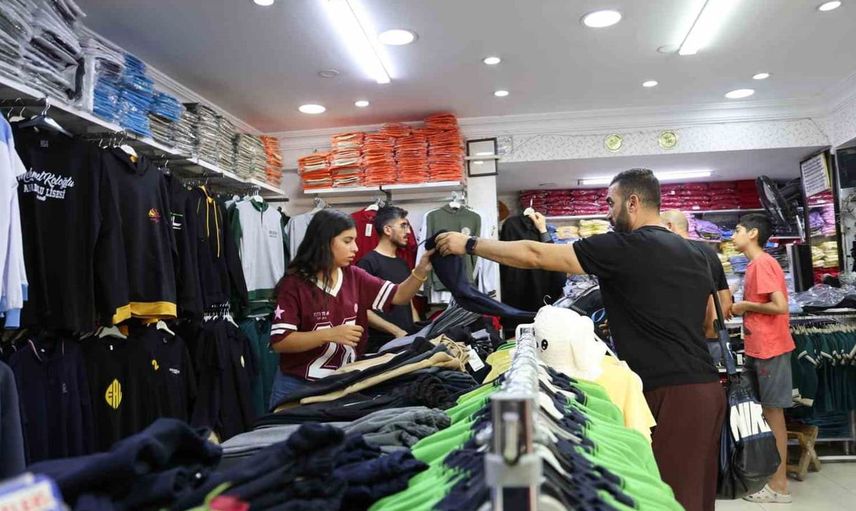 Elazığ'da okul kıyafeti için alışveriş yoğunluğu artıyor