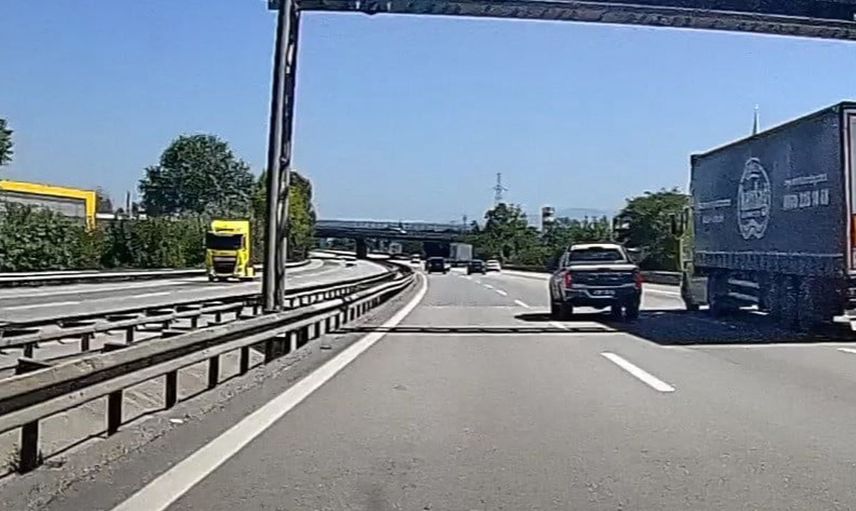 Yüksek hızda yapılan bir yolculukta tampon kopması tehlikesi: O anlar kamerada