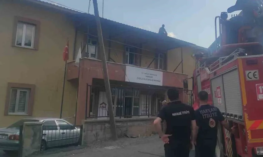 Hakkari'de çatı onarımında mahsur kalan işçi kurtarıldı
