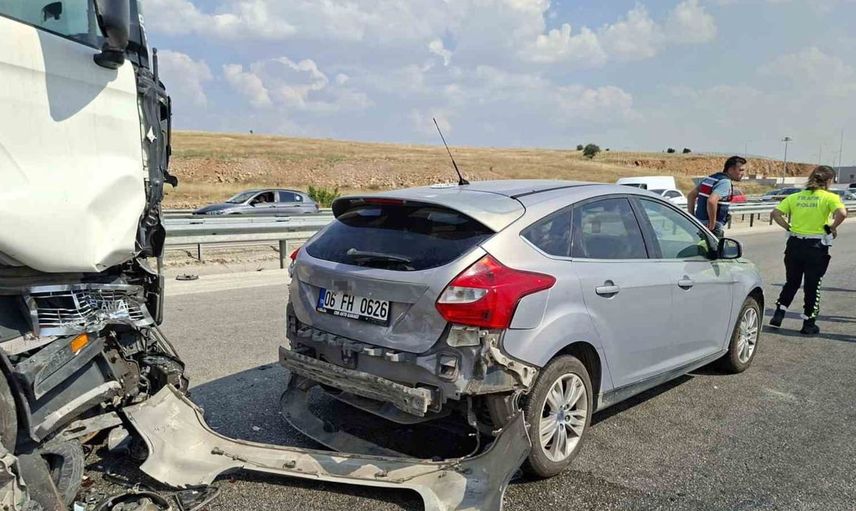 Anız yangını, trafikte zincirleme kaza yarattı: 13 araç birbiriyle çarpıştı
