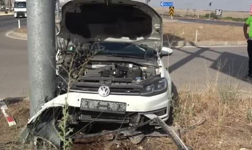 Kilis'te otomobil yön tabelasına çarptı, 2 kişi yaralandı