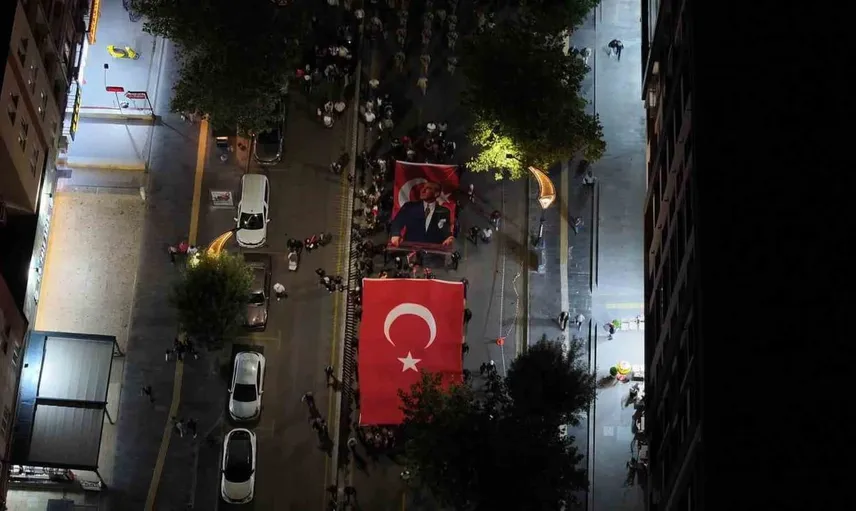 Niğde'de zafer bayramı coşkusu fener alayı ile taçlandı