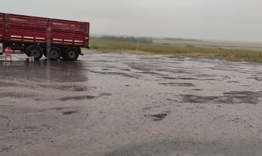 Ardahan'da sabah yağan sağanak, günlük hayatı altüst etti