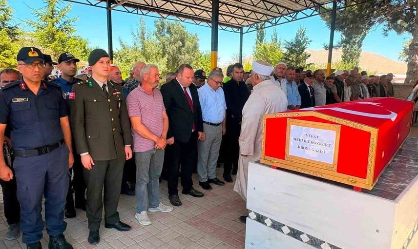 Vefat eden Kıbrıs gazisi Mehmet Bozkurt toprağa verildi