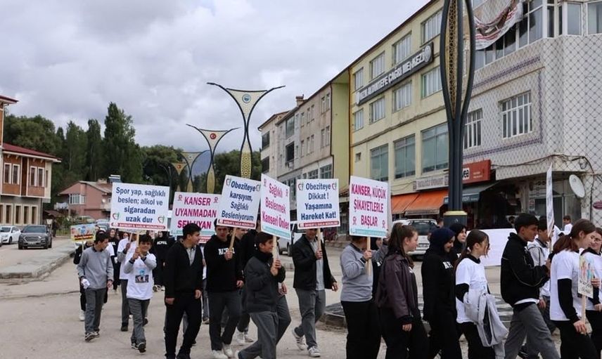 Bayburt'ta meme kanseri farkındalığı için anlamlı yürüyüşler gerçekleştirildi