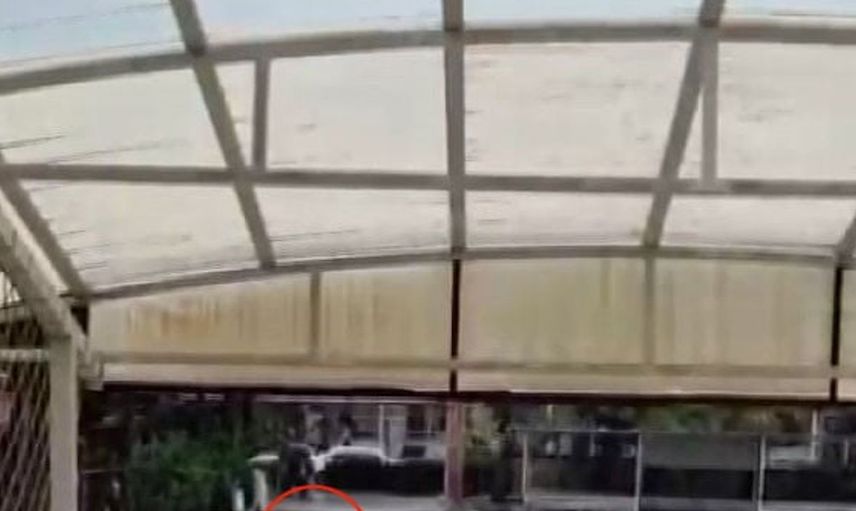 Yağmur altında İstiklal Marşı okuyan öğrenci dikkatleri üzerine çekti