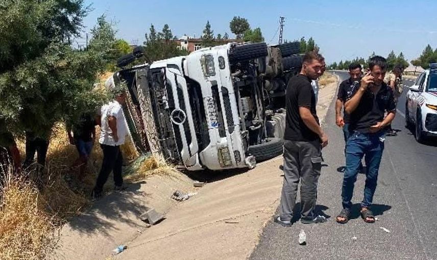 Diyarbakır'da tır devrildi: 1 yaralı
