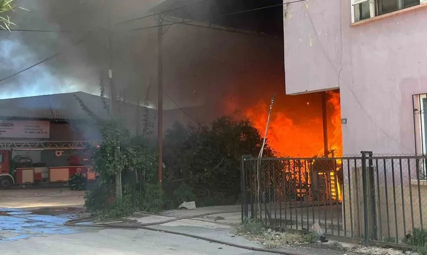 Antalya'da ev ve depoda yangın alarmı: itfaiye müdahale ediyor