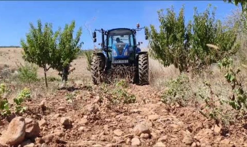 Bozkır'da taş toplama makineleri çiftçilerin hizmetine sunuldu