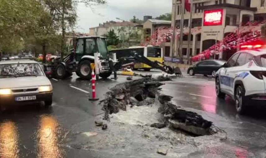 İstanbul'da sağanak yağışın ardından yol çökmesi: Eyüpsultan'da trafik felç oldu