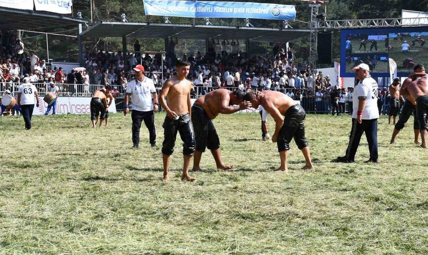 Vezirköprü’de unutulmaz kunduz yağlı güreşleri coşkusu yaşandı