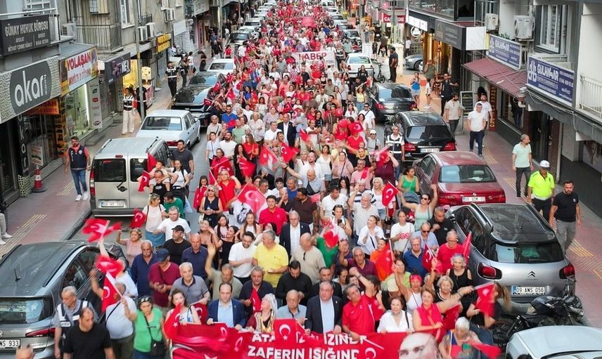 Efeler'de 30 Ağustos coşkusu: Başkan Yetişkin halkla bir araya geldi