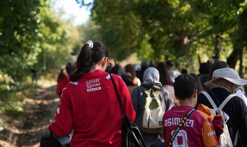 Düzce'de dünya yürüyüş günü etkinliğiyle gençler doğayla buluştu