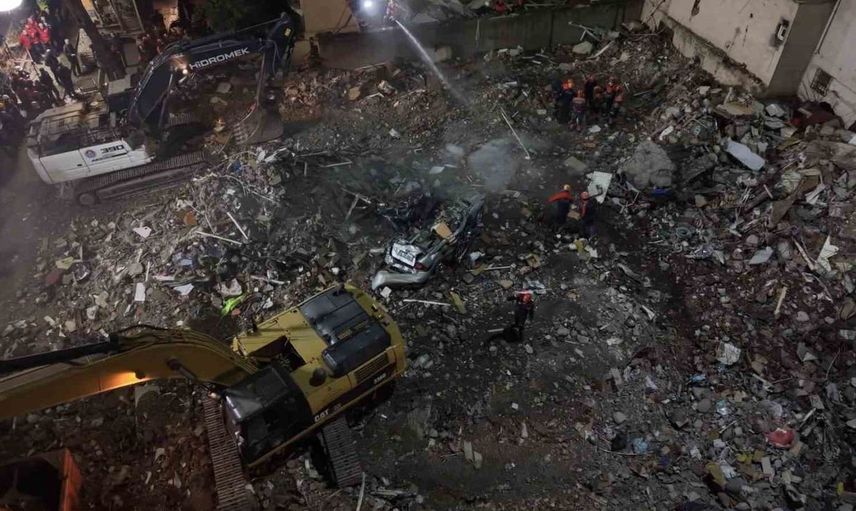 Maltepe'deki yıkımın ardından havadan görüntülenen enkaz altındaki araç