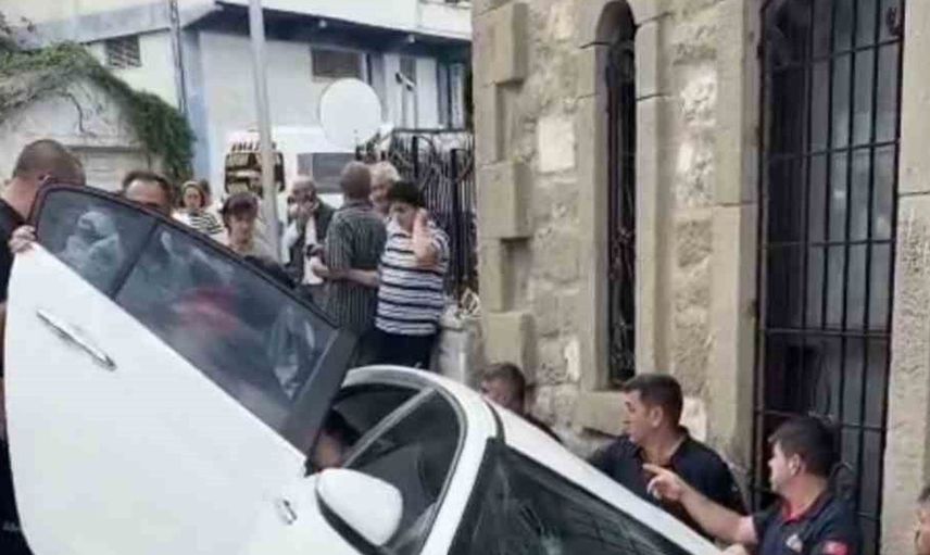 Kontrolden çıkan otomobil müze merdivenlerinden düştü