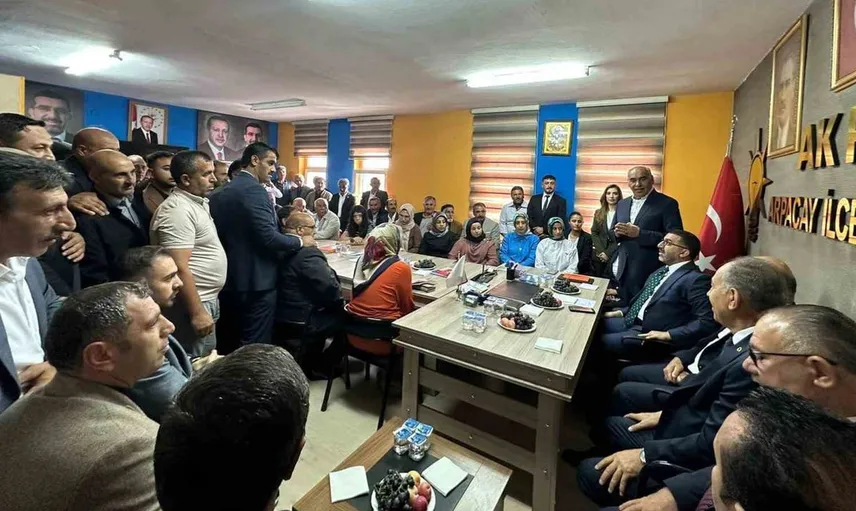 AK Parti Kars'ta ilçe teşkilatları buluşarak gelecek hedeflerini belirledi