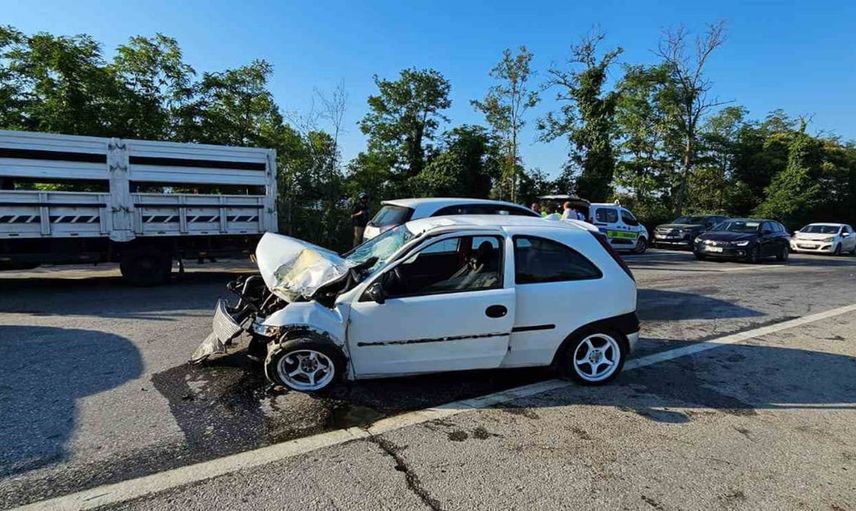 Otomobille çarpışan motosiklet sürücüsü hayatını kaybetti
