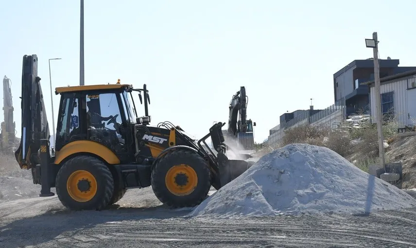 Kuşadası'nın Değirmendere Mahallesi'nde yeni yol yapım çalışmaları başladı