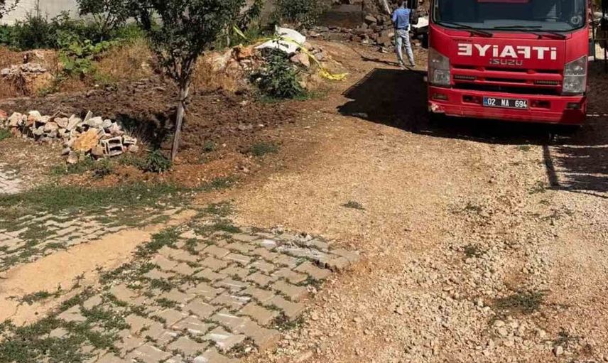 Adıyaman'da hasarlı binaların yıkım çalışmaları sürüyor