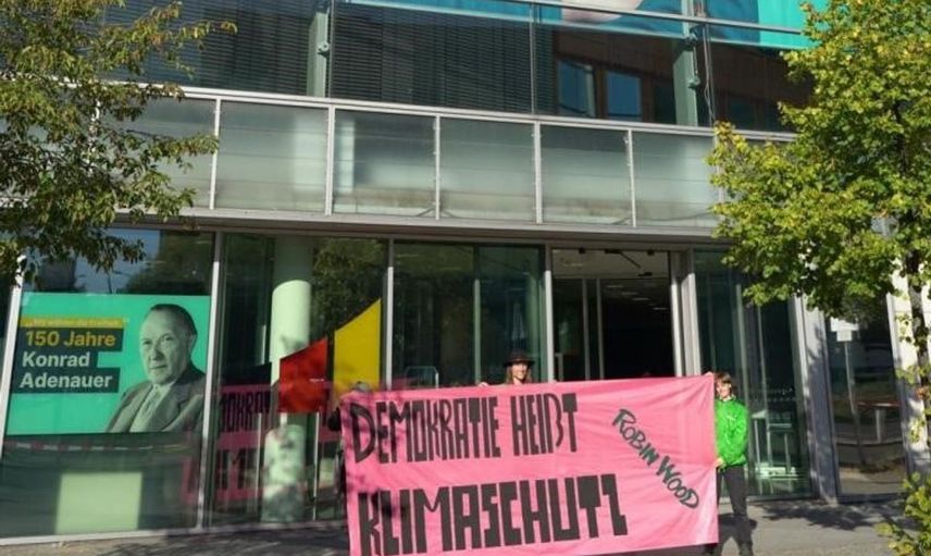 Almanya'da iklim aktivistlerinden CDU'ya çatıdan protesto