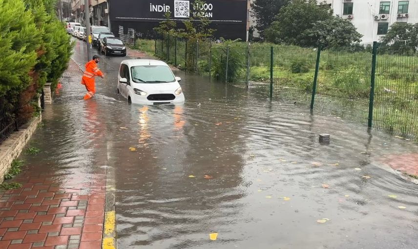 Şişli'de sağanak yağmur hayatı durdurdu: Sürücü su birikintisinde mahsur kaldı
