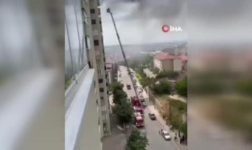 Gebze'de bina çatısında yangın çıktı