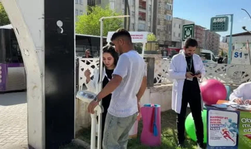 Yüksekova'da sağlık etkinliğiyle vatandaşlara ulaşılıyor