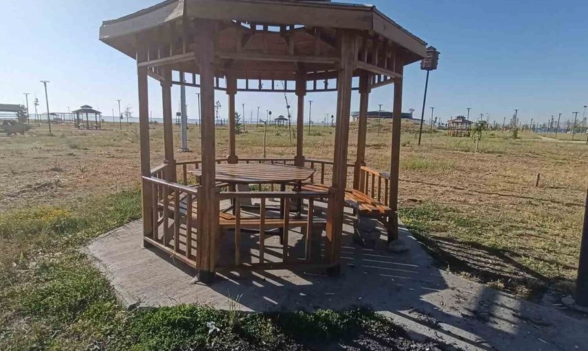 Van sahil yolundaki parkın tahrip edilmesine vatandaşlardan tepki