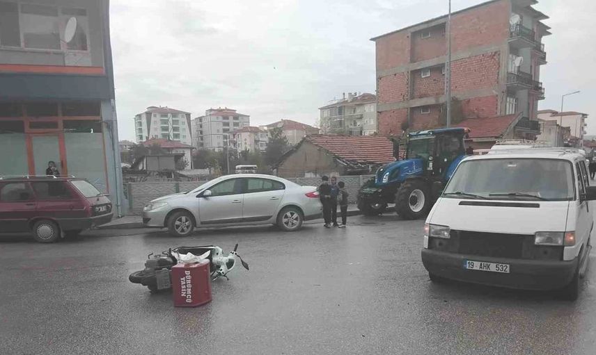 Çorum'da motosiklet ve minibüs çarpıştı: sürücü hastaneye kaldırıldı