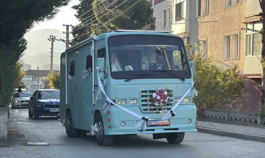 Eşinin 15 yıllık hayalini gerçeğe dönüştürdü: Düğününde karavan gelin arabası