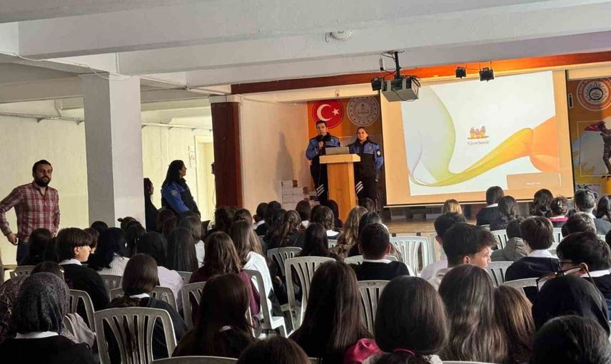 Polisler, lise öğrencilerine meslek tanıtımı ve güvenlik eğitimi verdi