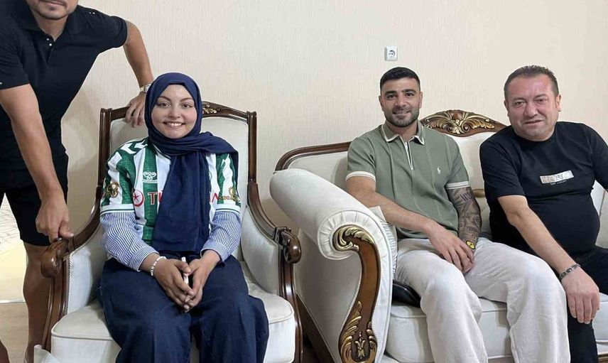 Konyaspor'dan omurilik kanseriyle mücadele eden Sude Ay'a destek ziyareti