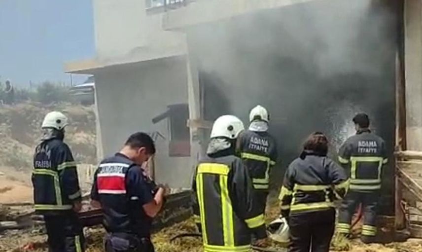 Adana'da evin zemin katındaki saman balyaları yandı