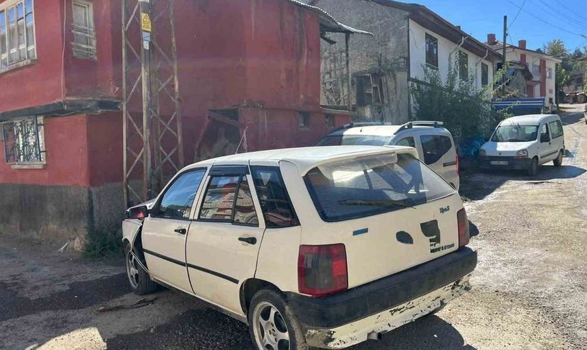 Bilecik’te kaza: Elektrik direğine çarpan otomobilde 1 kişi yaralandı
