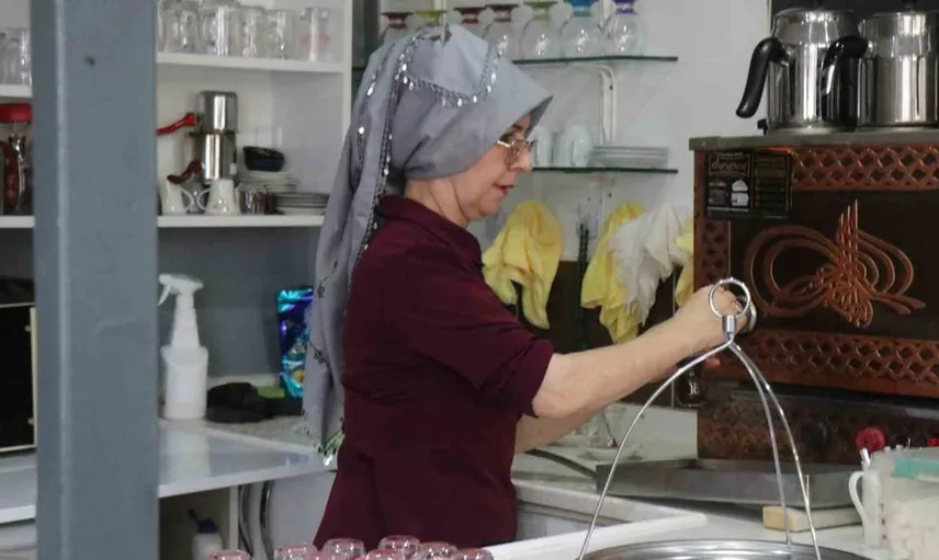 Çay bardağında önyargıları eriten kadın: 5 çocuk annesi kıraathane işletiyor