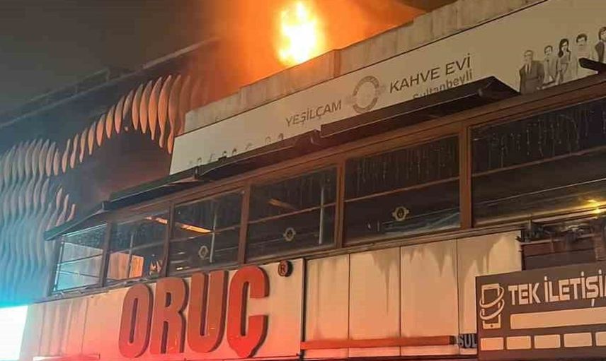 Sultanbeyli'deki alışveriş merkezinde çıkan yangın paniğe neden oldu