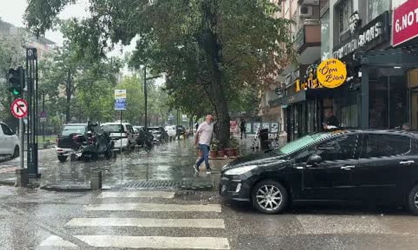 Kocaeli'de aniden bastıran sağanak günlük yaşamı olumsuz etkiledi