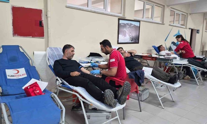 Universite öğrencileri kan bağışı etkinliğinde dayanışma sergiledi