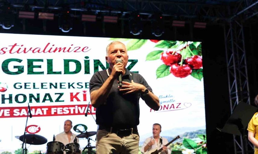 48. geleneksel honaz kiraz festivalinde reyhan karaca rüzgarı
