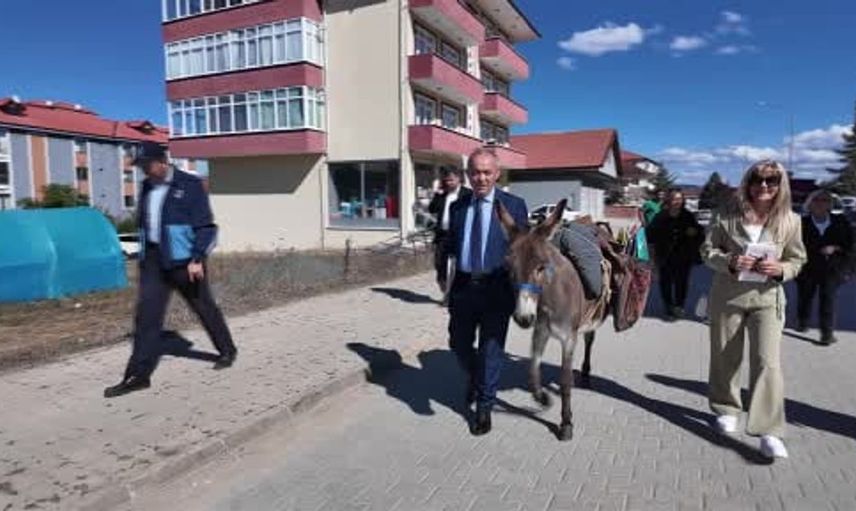 Ersin Bilge, eşeğiyle kitap götürerek çocukların hayallerine dokunuyor
