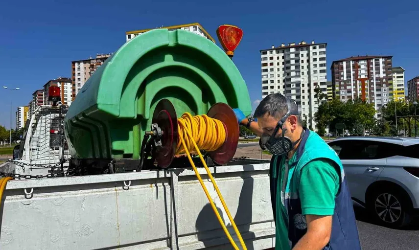 Kayseri'de yeşil alanlarda zararlılarla etkili mücadele sürüyor