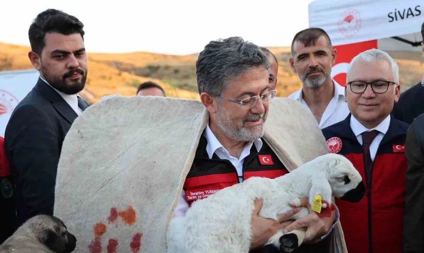 Türkiye arıcılıkta dünyada ikinci sırada: Bakan Yumaklı'nın Sivas ziyareti
