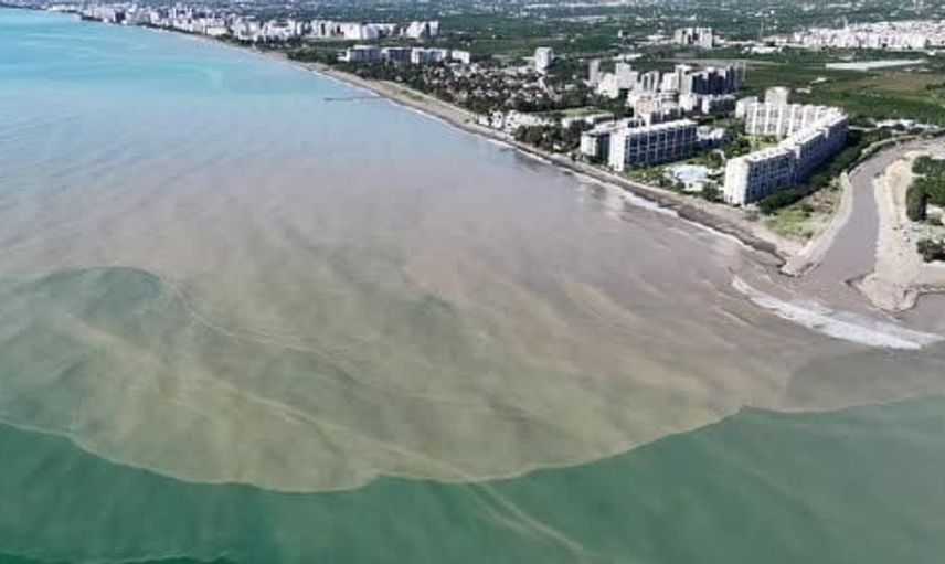 Mersin'de aşırı yağışlar sonrası deniz kahverengiye döndü