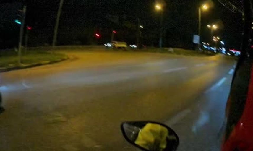 Kaza anı kask kamerasına yansıdı: motosiklet sürücüsü refüje çarparak yaralandı
