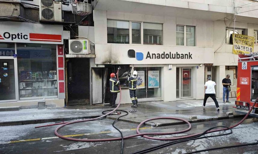 Sivas'ta ATM'de başlayan yangın paniğe yol açtı