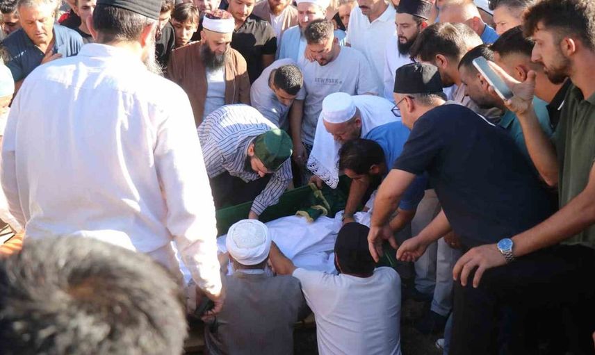 Sapanca'da feci kazada hayatını kaybeden genç, imam babası tarafından defnedildi