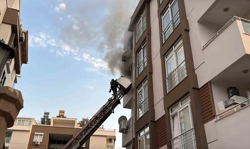 Antalya'da apartmanda çıkan yangın, daireyi kullanılamaz hale getirdi